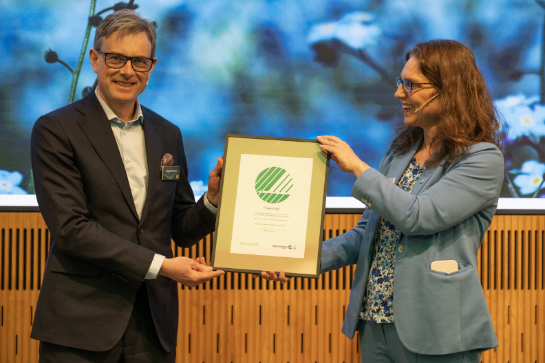 Licensbevis delas ut till Preem Redefine HVO100. Magnus Heimburg, vd Preem och Anna Linusson vd Miljömärkning Sverige håller upp licensbeviset mellan sig.